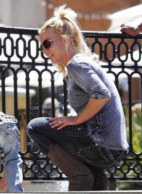 Britney Spears' Site Shoots Down Engagement Speculation
